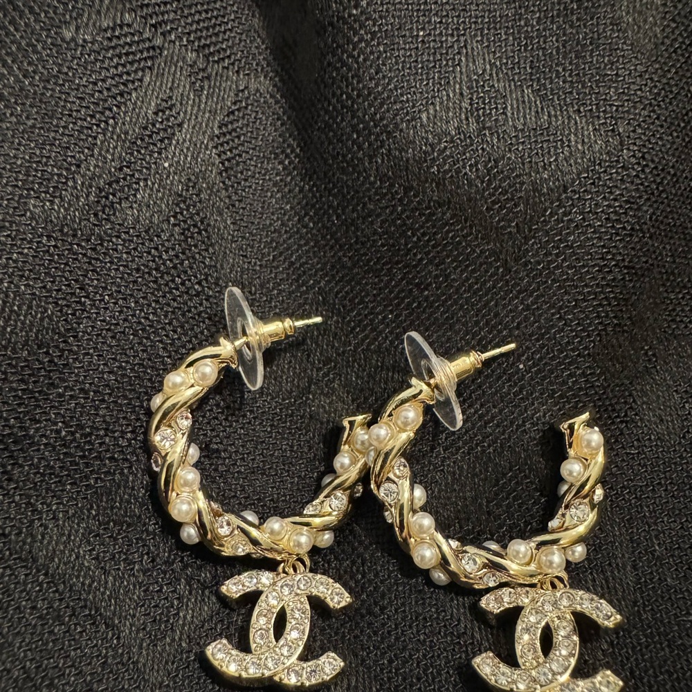 CHANEL Gold and Pearl Earrings - Picture 2 of 5